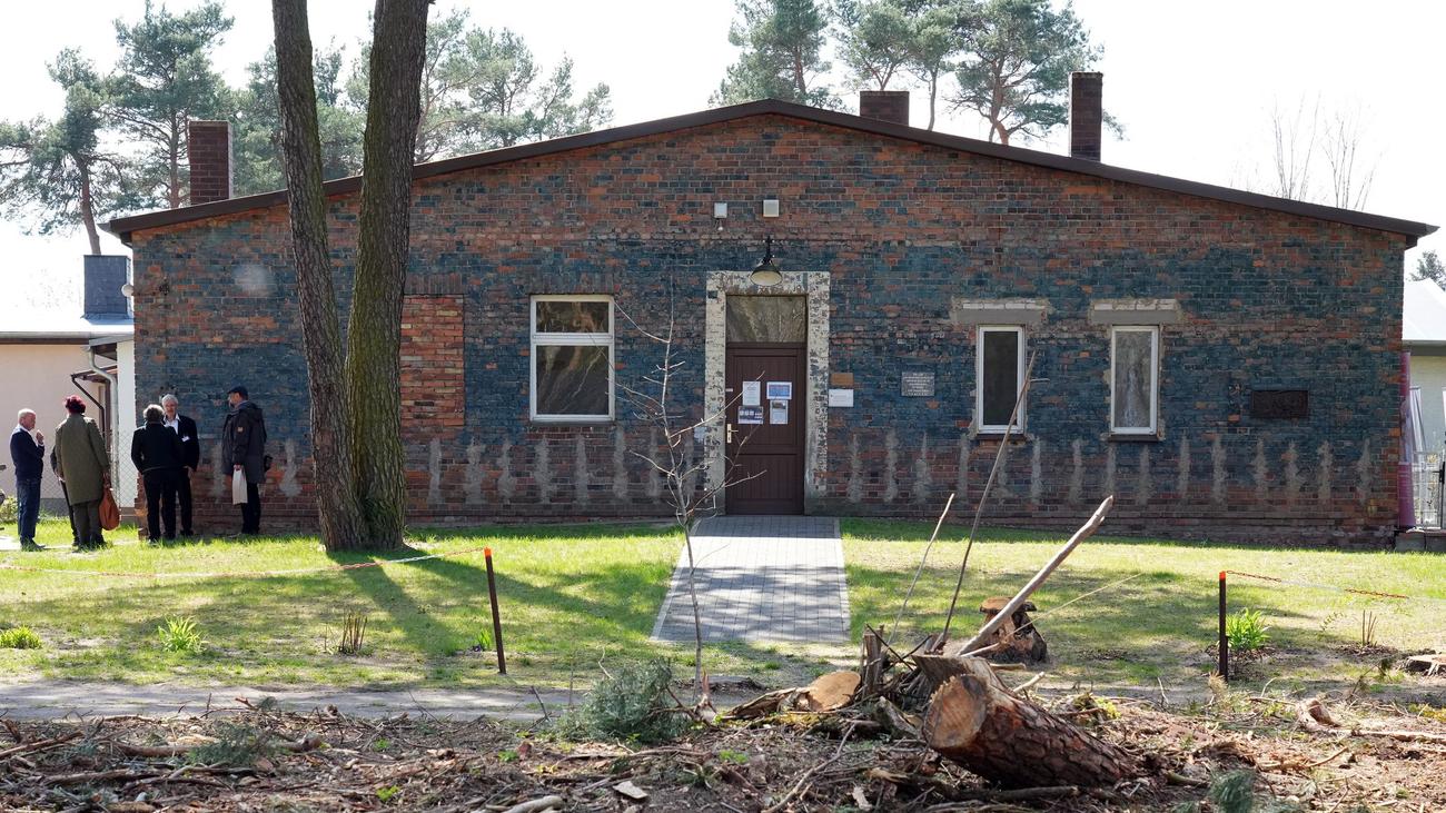 Ehemaliges KZ-Außenlager: Woidke würdigt Arbeit der Gedenkstätte Schlieben-Berga