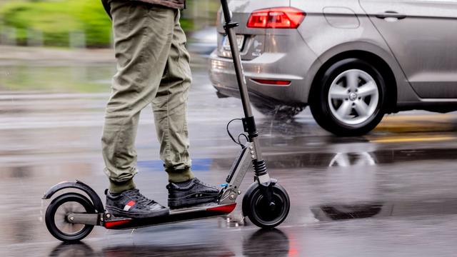 Bild: A7 bei Füssen: 18-Jähriger fährt mit E-Scooter über Autobahn