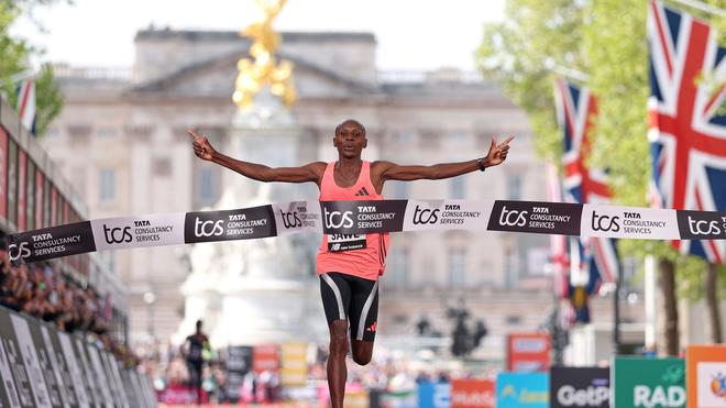 Fotografie: Weltrekord: Sebastian Sawe aus Kenia läuft in London als erster Mensch der Welt einen Marathon unter zwei Stunden.