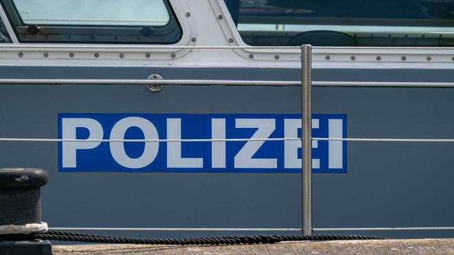 Unfall: Eine Rampe rutscht vom Anleger, drei Menschen stürzen ins Hafenbecken. (Symbolbild)