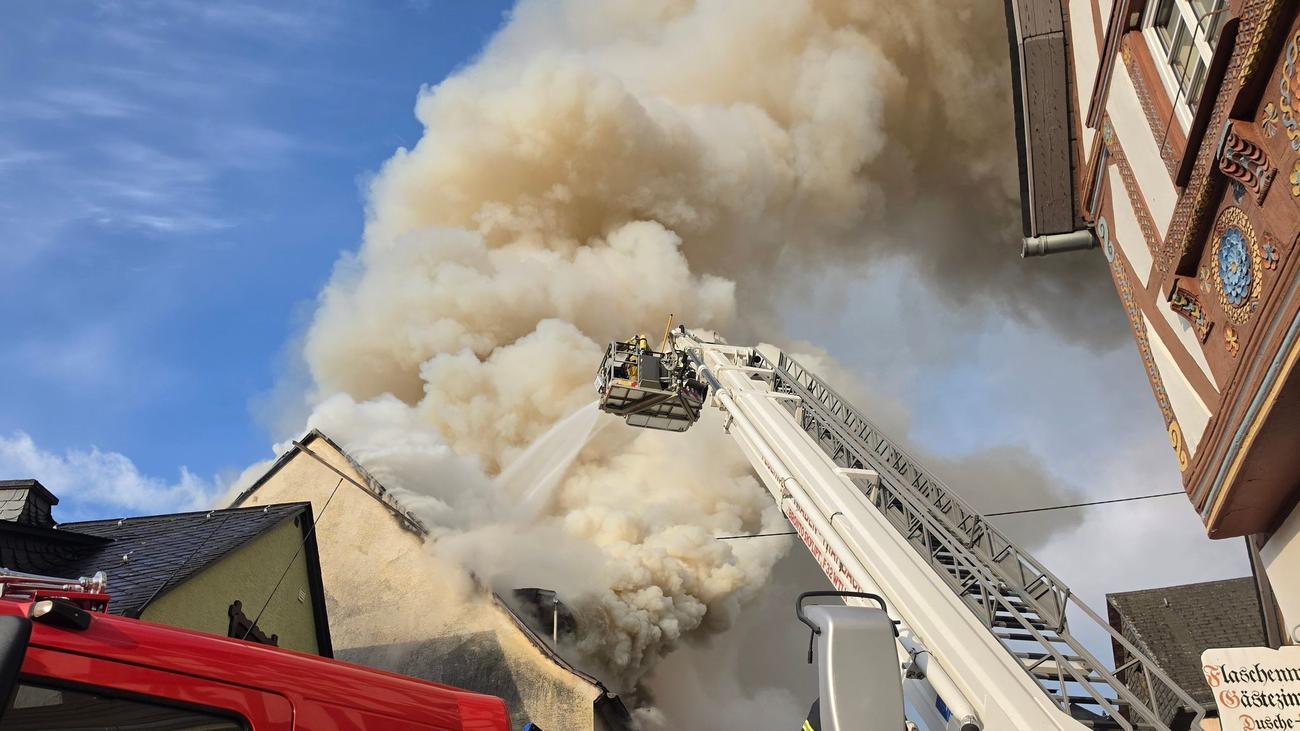 Ursache unklar: Einsturzgefährdetes Gebäude geht in Flammen auf