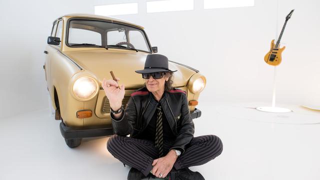Bild: Buntes: Udo Lindenbergs halber goldener Trabi verkauft - 1.430 Euro