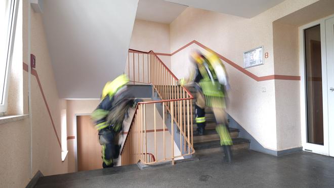 Treppenlauf: 60 Feuerwehrleute rannte in Zweierteams das Hochhaus hinauf.