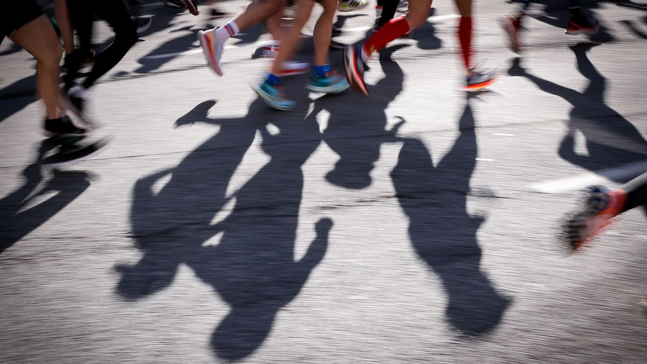 Verkehr: Zahlreiche Straßen wegen des Hamburg-Marathons gesperrt