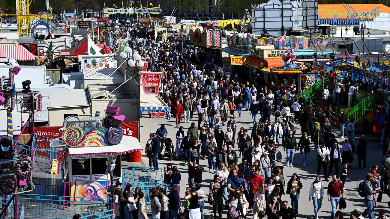 Unfälle: Betrunkene von Fahrgeschäft mitgeschleift – schwer verletzt