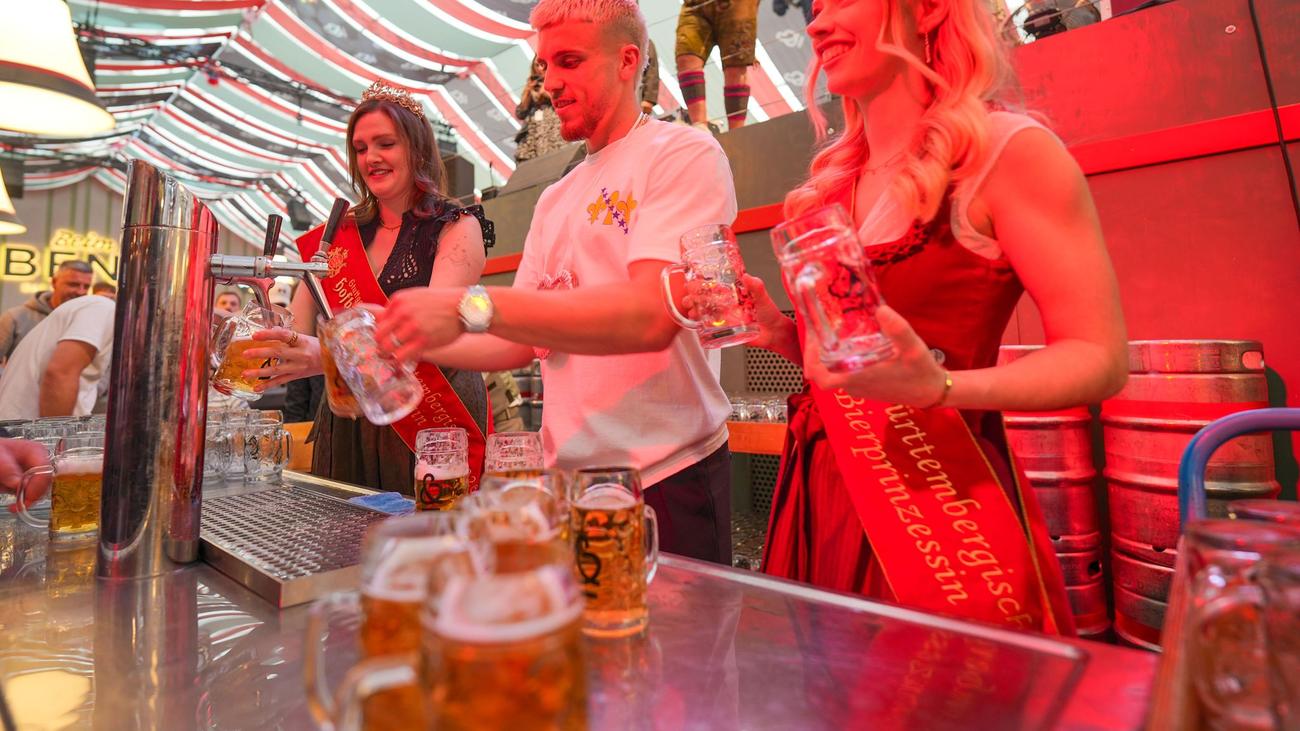 Auf dem Frühlingsfest: Einsatz am Zapfhahn: Demirovic löst Bier-Versprechen ein