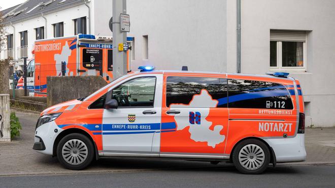 Unfälle: Rettungseinsatz: Ein Kind stürzt aus dem zweiten Stock - wird aber nur leicht verletzt.