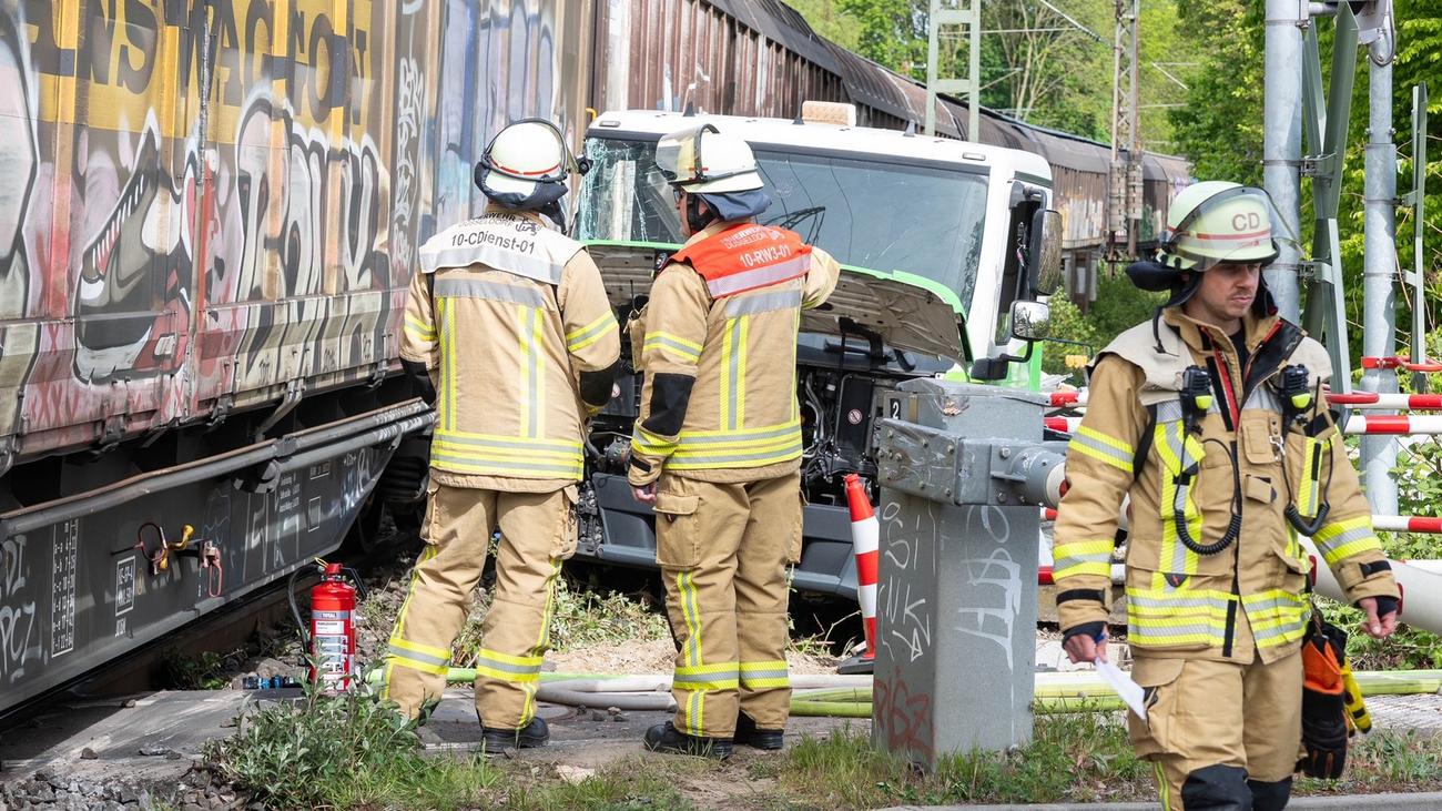 Unfall in Düsseldorf: Schranke umfahren: Zug erfasst Lkw - Trümmer treffen Frau