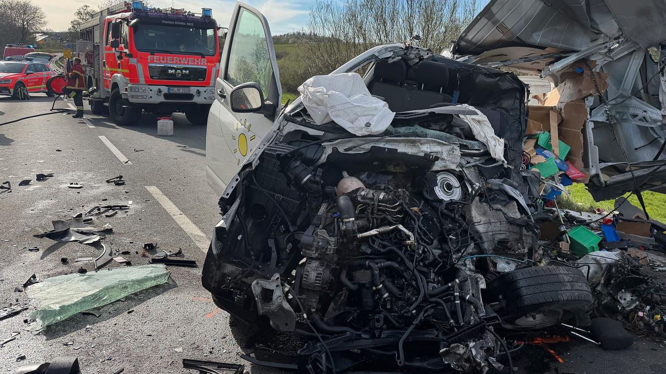 Unfälle: Transportfahrer stirbt nach schwerem Frontalzusammenstoß