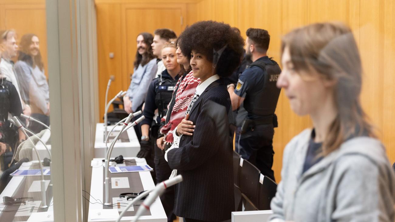 Jubelrufe und Applaus: Turbulenter Prozessbeginn nach Angriff auf Rüstungskonzern