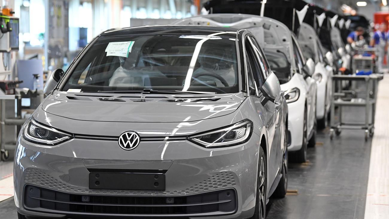 Mobilitätswende: Deutschlands häufigstes E-Auto: VW stößt Tesla vom Thron