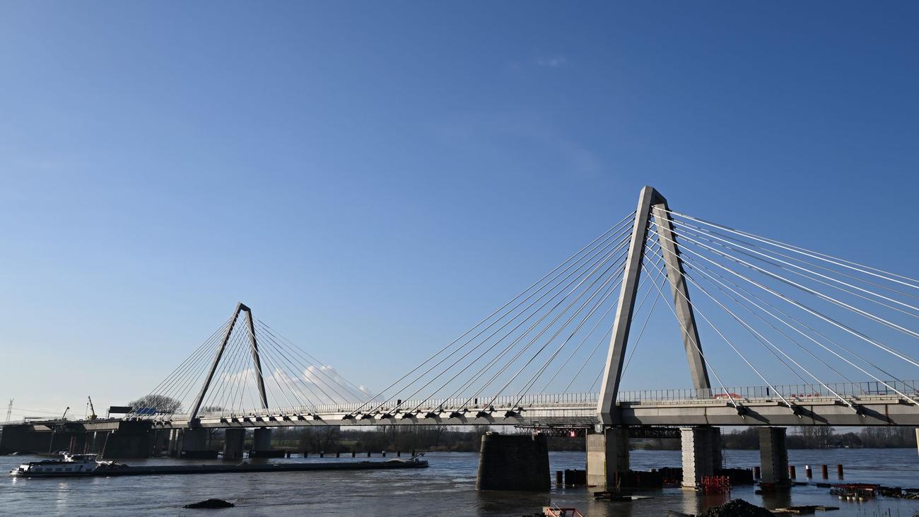 Verkehr: Für neue Brücke: Sperrung am Autobahndreieck Leverkusen-West