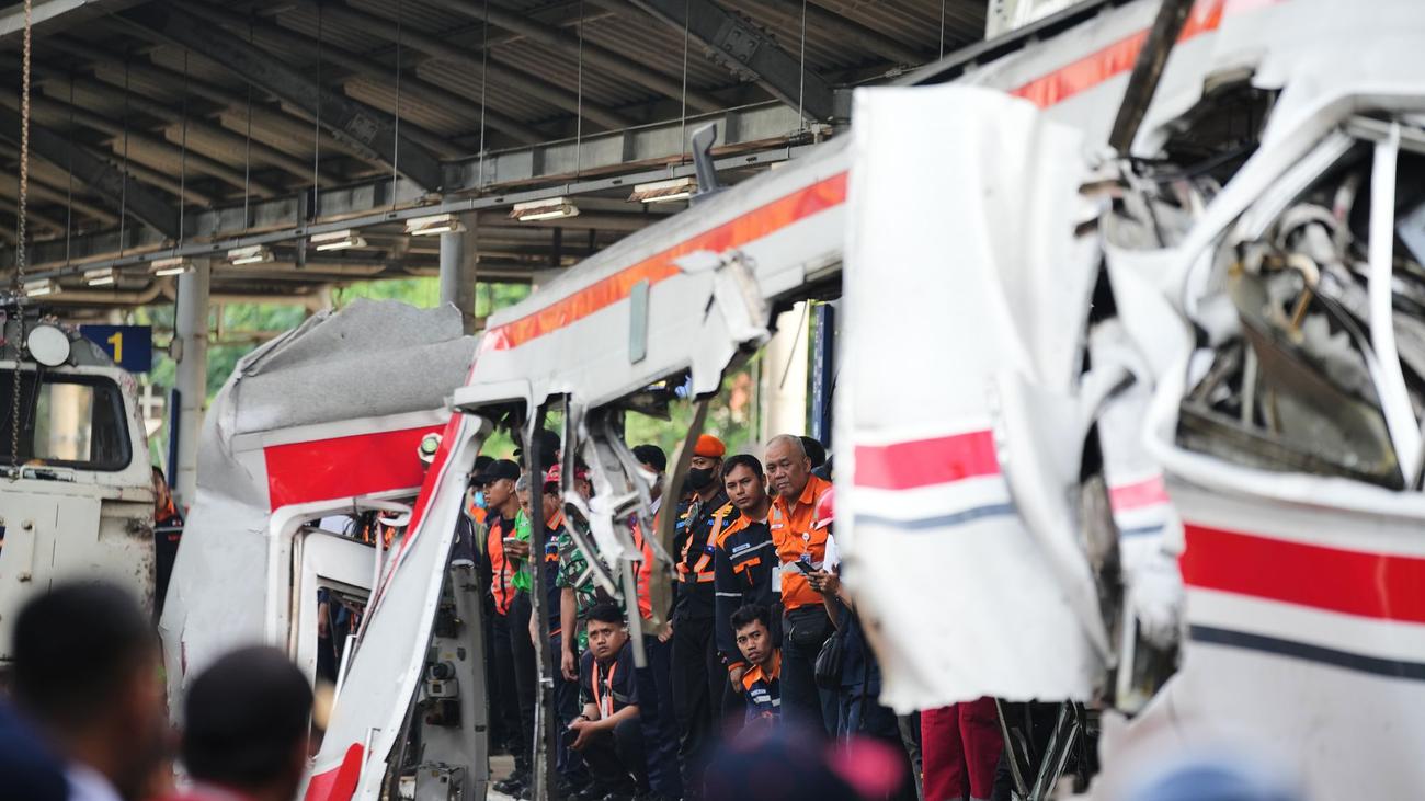 Dutzende Verletzte: Zahl der Toten bei Zugunglück in Indonesien steigt