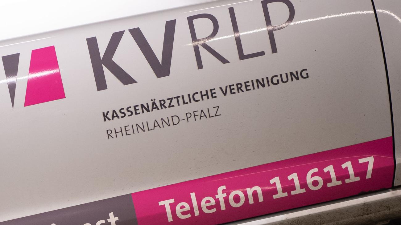 Krankenversicherung: Ärzte warnen vor Praxen-Sterben, Minister vor Klinik-Nöten