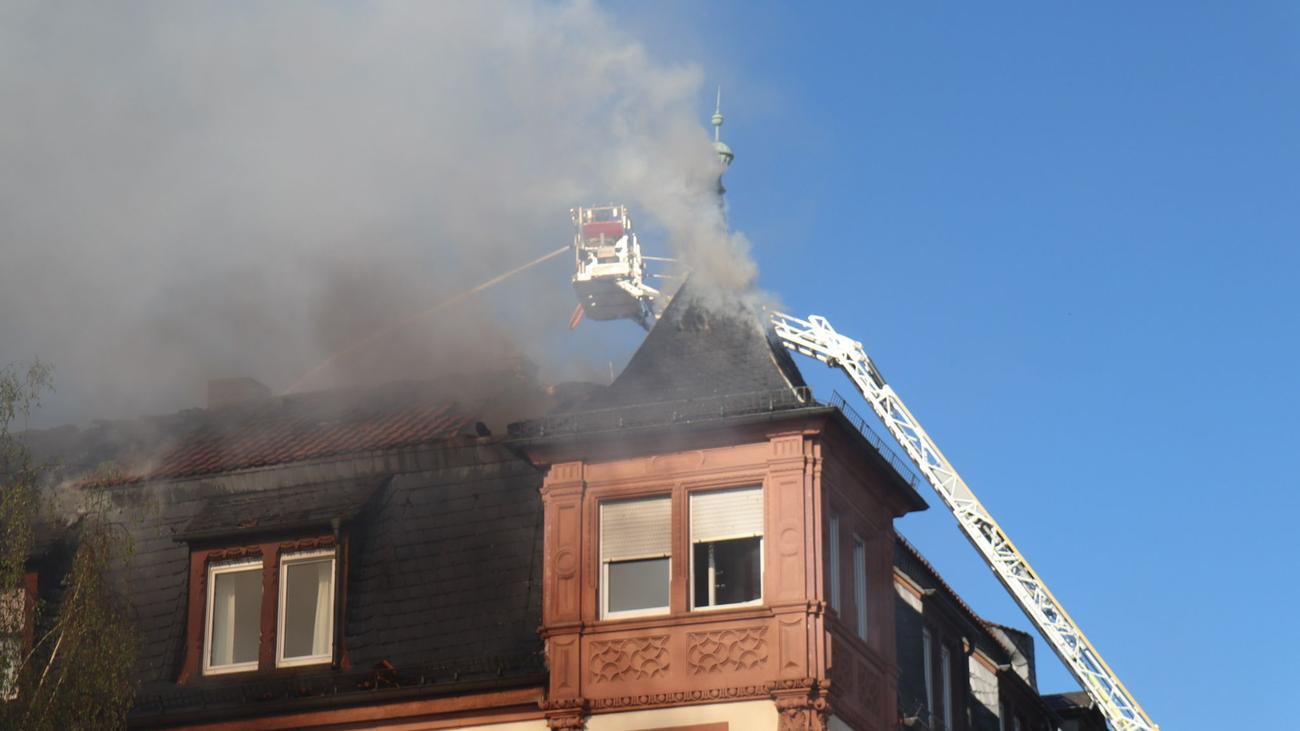 Feuer: Dachstuhlbrand in Heidelberg - Bevölkerung gewarnt
