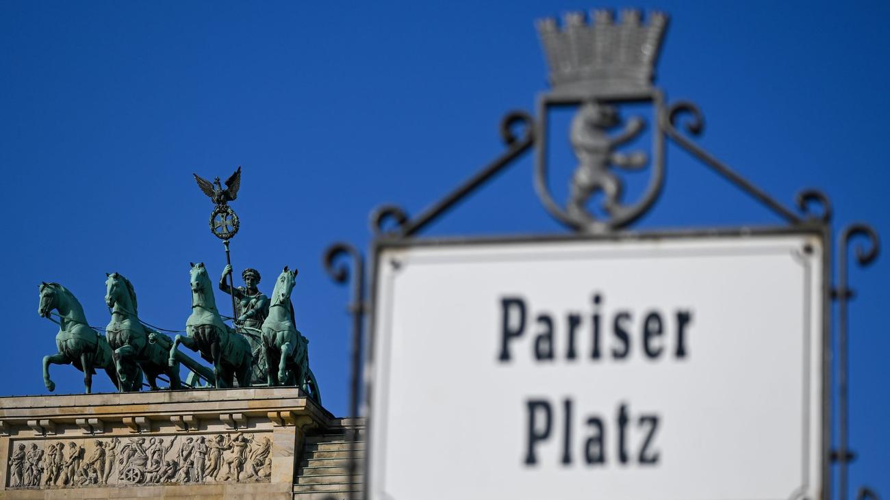 Polizei: Einsatz am Brandenburger Tor wegen verdächtigem Gegenstand