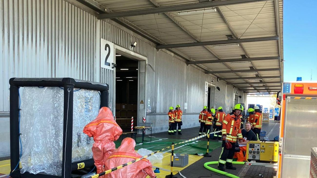 Gefahrguteinsatz: Gabelstaplerfahrer beschädigt Behälter mit giftiger Säure