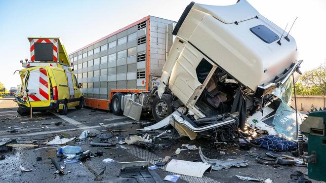 Unfälle: Nach einem Auffahrunfall auf der A9 bei Bad Dürrenberg ist die Fahrtrichtung Berlin gesperrt.