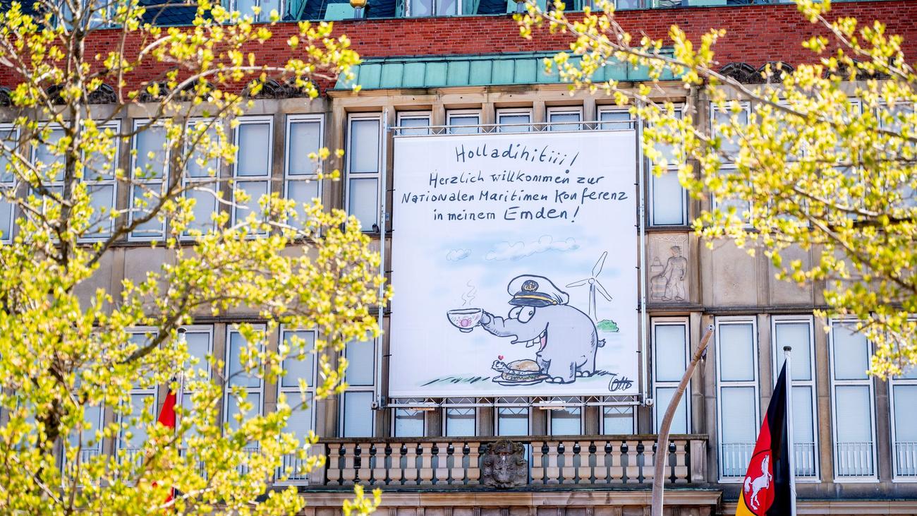 Nationale Maritime Konferenz: Ottifant mit Kapitänsmütze ziert Emder Rathaus zur Konferenz