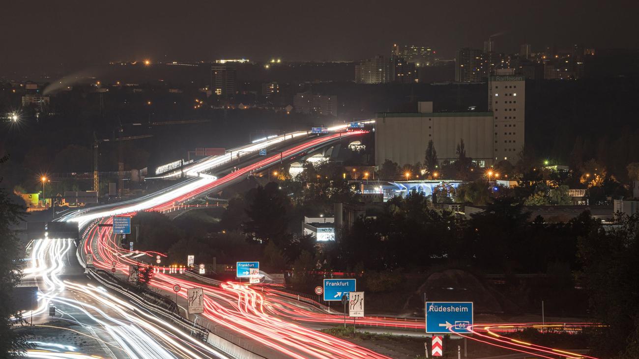 Staus, Verspätungen, Ausfälle: Staus und Zugausfälle - Wirtschaft schlägt Alarm