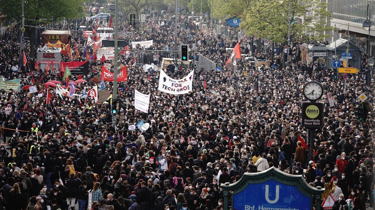 Demonstrationen: 5.300 Polizisten am 1. Mai im Einsatz - mit Drohnenabwehr
