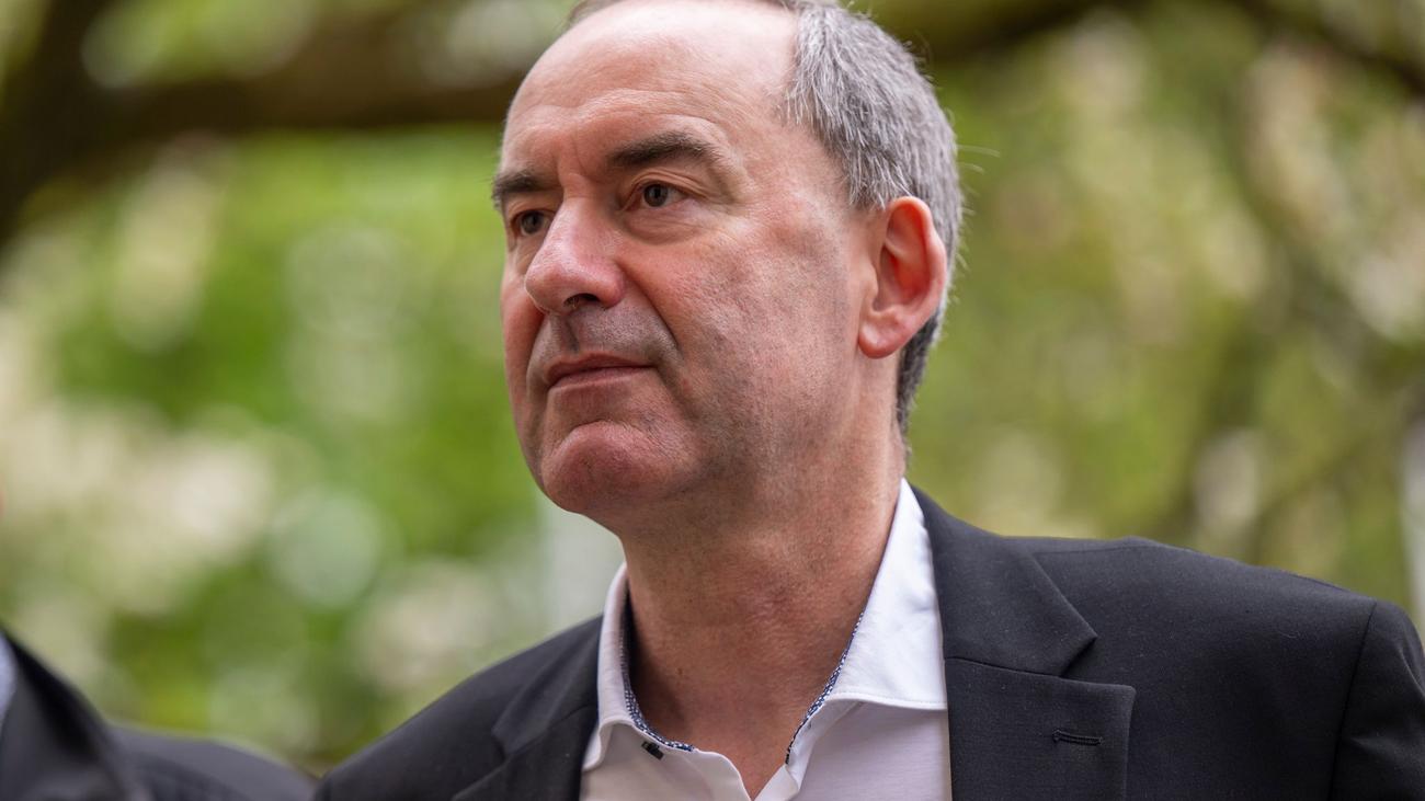 Parteien: Aiwanger offen für engere Kooperation mit CSU