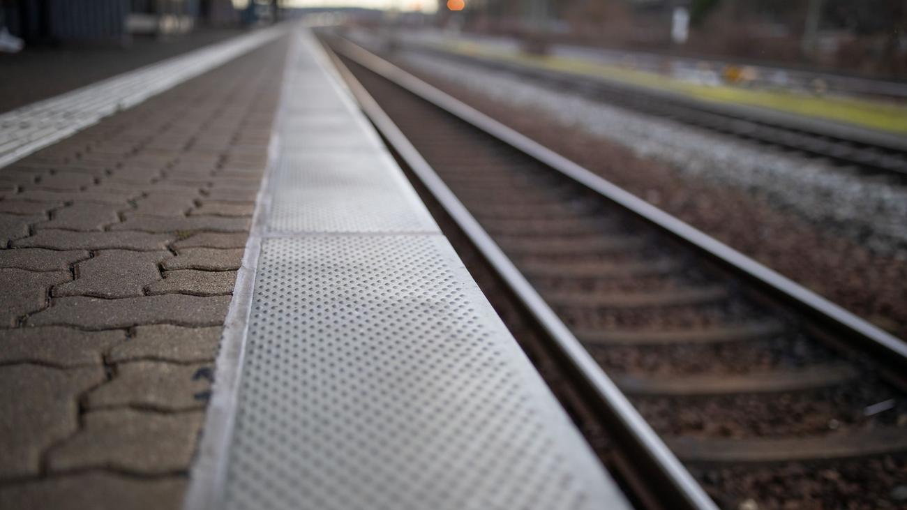 Kriminalität: Fan flüchtet nach Streit um Fußballfahne ins Gleisbett
