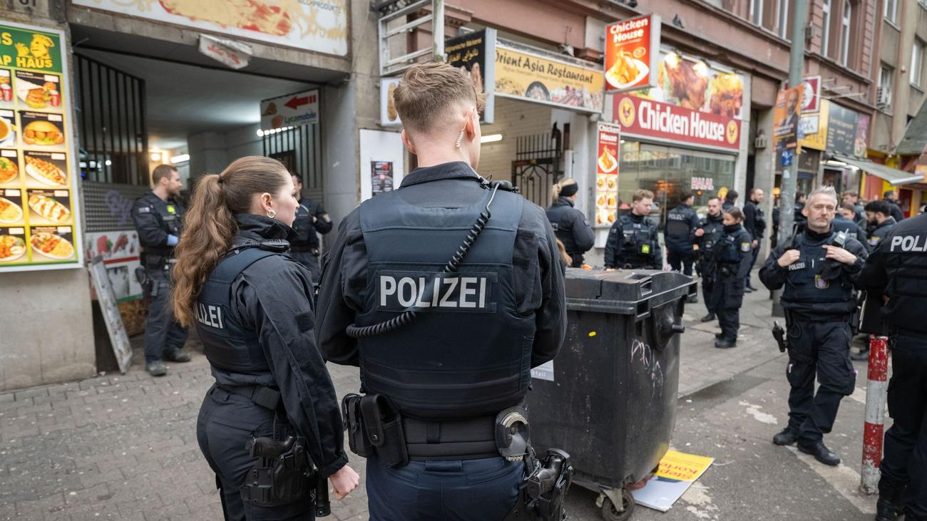 Aktion gegen Kriminalität: Polizei kontrolliert knapp 200 Menschen im Bahnhofsviertel