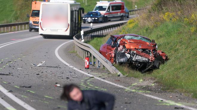 Busunfall: Bei dem Unfall starb eine Frau, weitere Menschen wurden leicht verletzt.