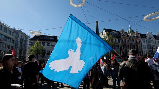 Fotografie: Friedensfahne bei 1.-Mai-Demo in Rostock