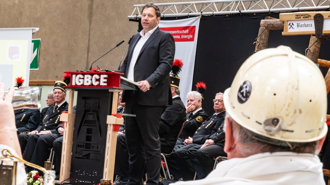 Tag der Arbeit: Klingbeil: SPD wird 1. Mai als Feiertag verteidigen