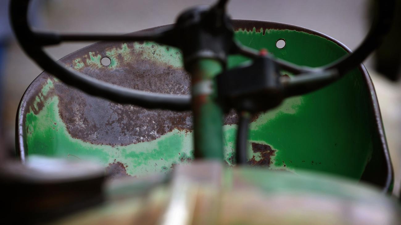 Polizei-Einsatz: Maiwagen kippt um - Zwölf Menschen verletzt