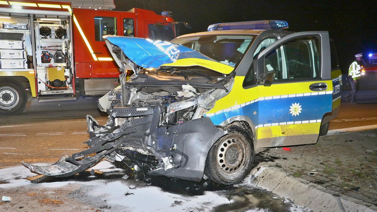 Unfälle: Polizeiwagen prallt im Einsatz gegen Auto - fünf Verletzte