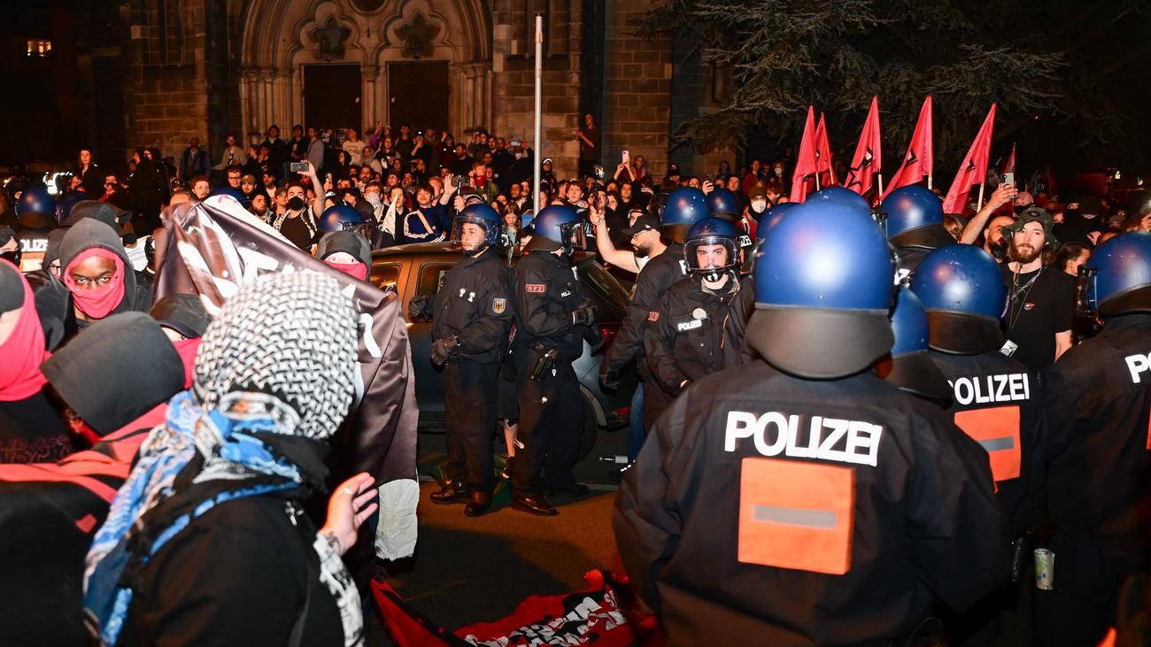 Berlin-Kreuzberg: Angriffe auf Polizei trüben friedlichen 1. Mai in Berlin