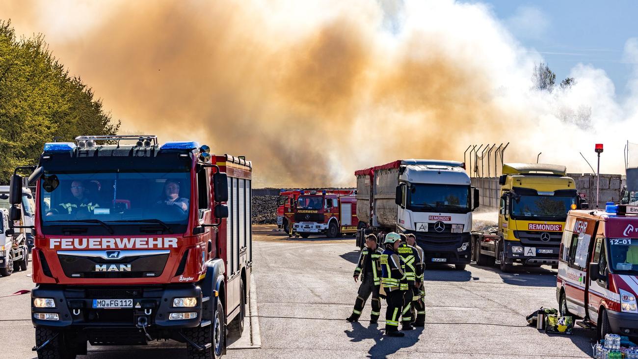 Feuerwehreinsatz: Brand in Weißenfelser Entsorgungsbetrieb dauert an