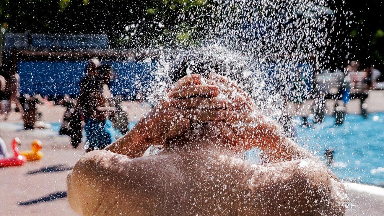 Sommer im Mai: Erste Freibäder offen - Berliner genießen Badewetter im Mai