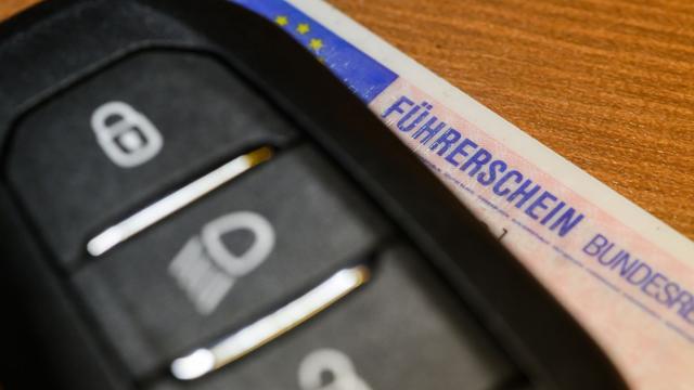 Bild: Nicht erlaubt: Fahrstunde auf der Landstraße