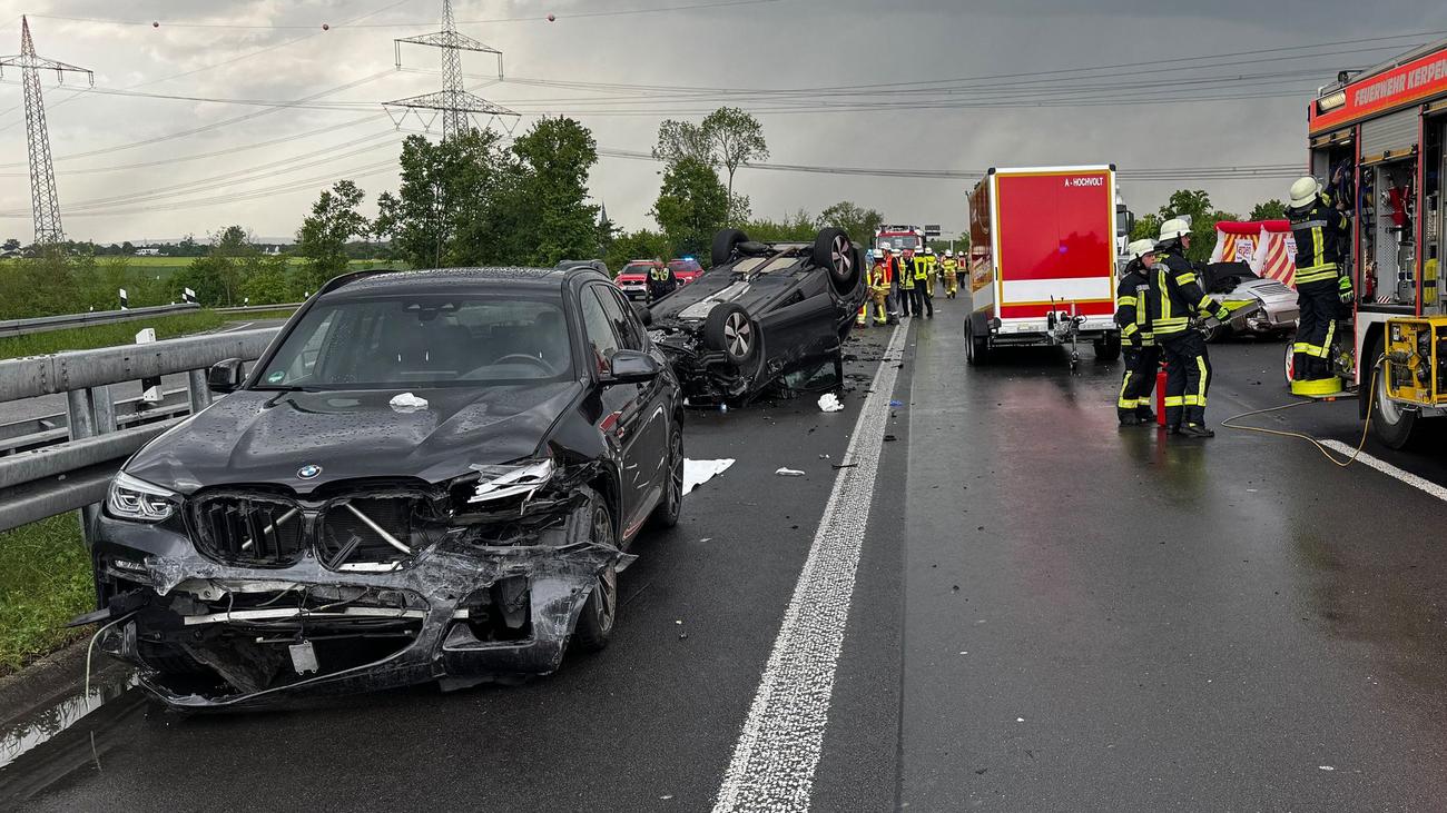 Notfälle: Frau stirbt bei Unfall auf A61 - Kind schwer verletzt