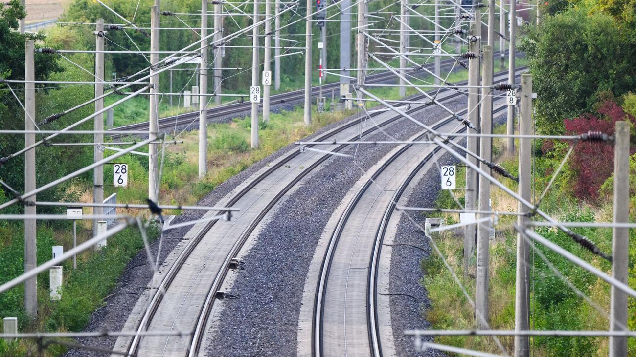 Bahnstrecke Hamburg-Berlin: ICE fährt in Oberleitung – ein Gleis für Reparatur gesperrt
