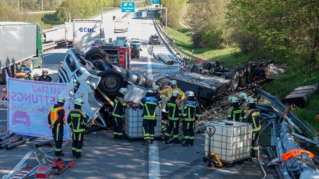 Sperrung A9: Lastwagen überschlägt sich - Fahrer schwer verletzt