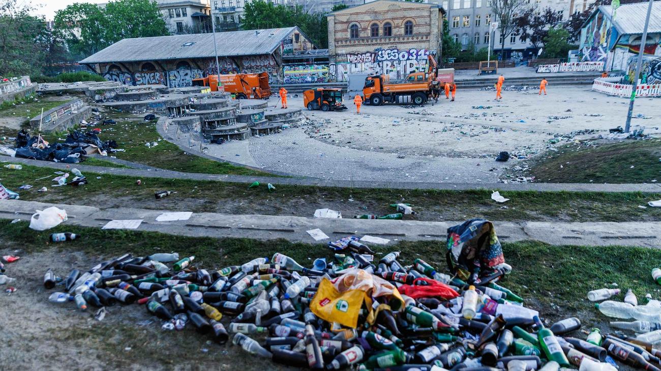 1. Mai in Berlin: Tonnenweise Müll in Kreuzberg – BSR gegen Glasscherbenflut