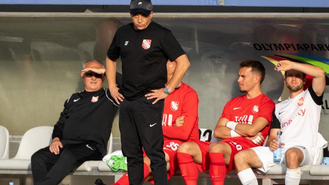 3. Fußball-Liga: Wieder abgestiegen: Der TSV Havelse und sein Trainer  Samir Ferchichi.