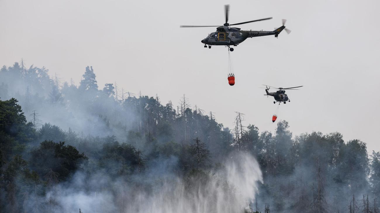 Tschechien: Waldbrand in Böhmischer Schweiz - Hubschrauber im Einsatz