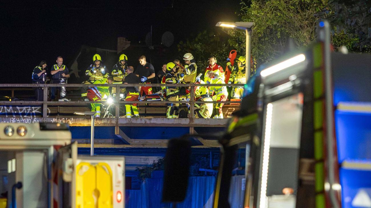 Unfall auf Bahngleis: Zwei Menschen von Zug erfasst und verletzt