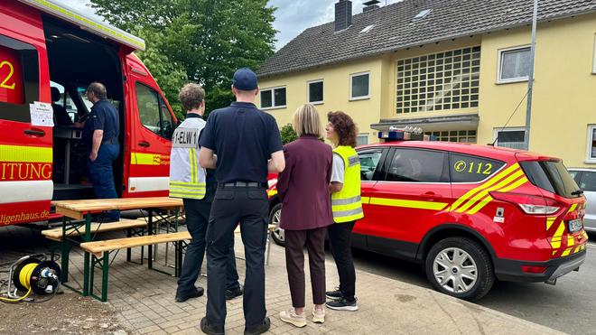 Technisches Hilfswerk: Nach einem Deckeneinsturz in Kettwig mussten fünf Wohnhäuser geräumt werden.