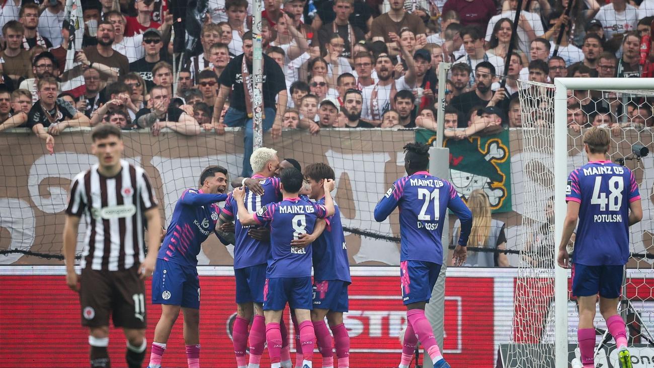 Fußball-Bundesliga: Sieg bei schwachem FC St. Pauli: Mainz feiert Klassenerhalt