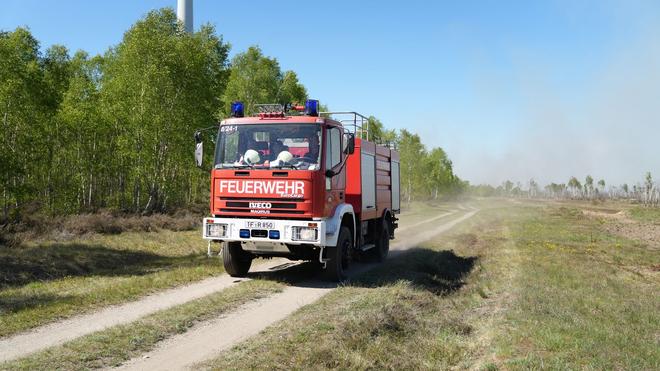 Alter Truppenübungsplatz: Seit Freitag ist die Feuerwehr wegen eines Waldbrandes bei Jüterbog im Einsatz.