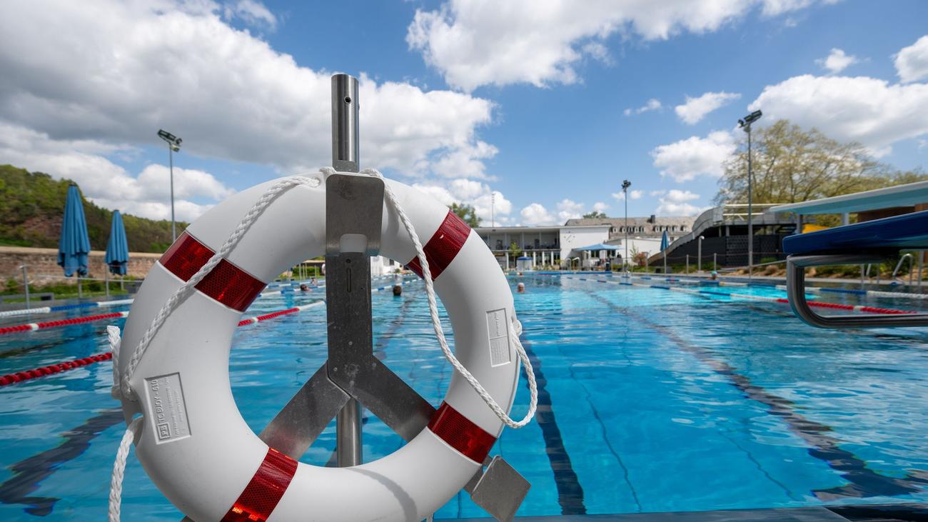 Schwimmen im Pool: Wie steht es um die Sicherheit in Freibädern?