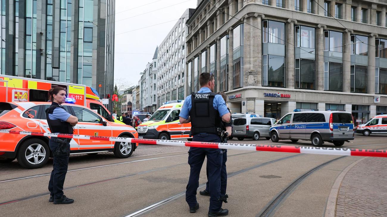 Notfälle: Auto fährt in Menschenmenge in Leipzig - Zwei Tote