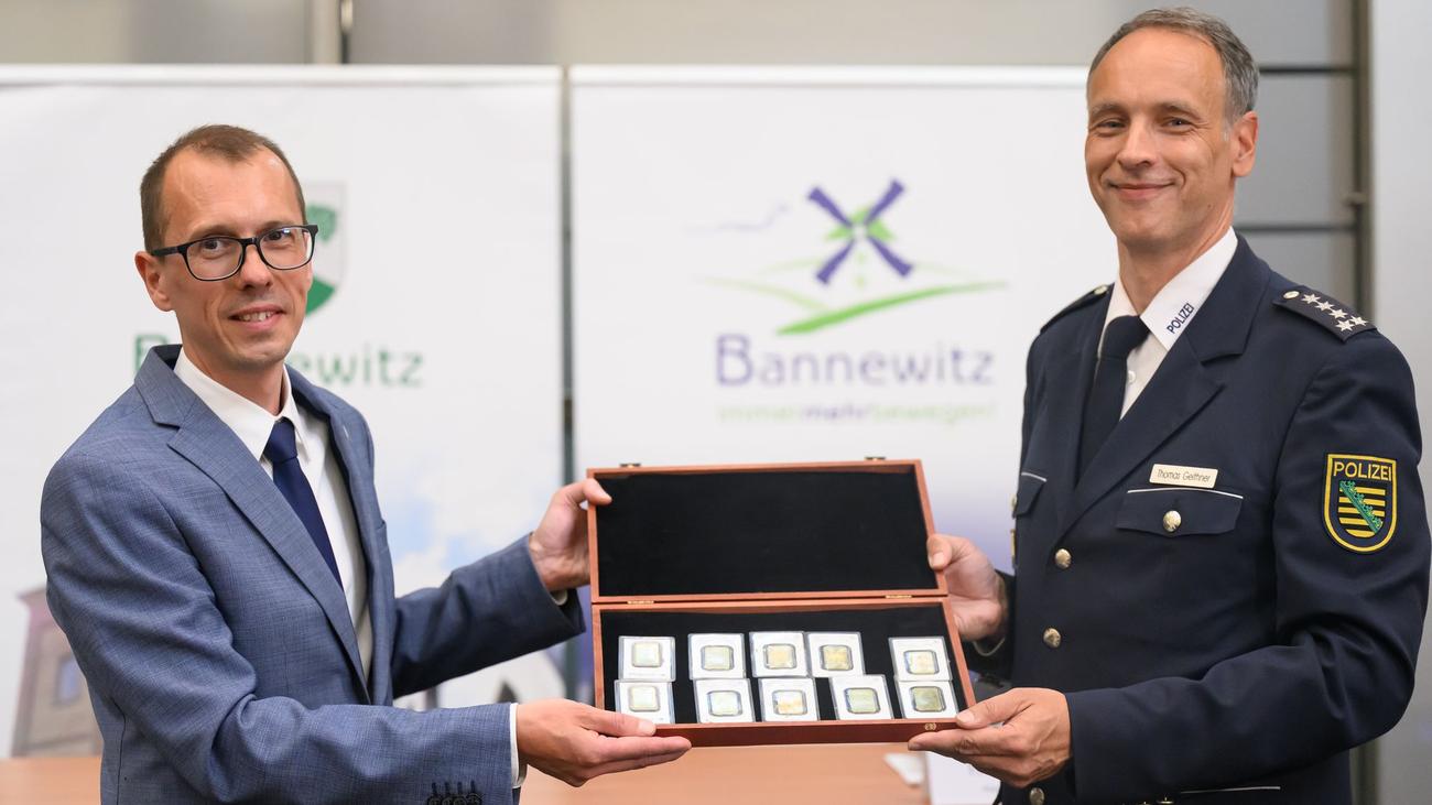 Beim Rasenmähen entdeckt: Bannewitzer Goldschatz an Vereine überreicht